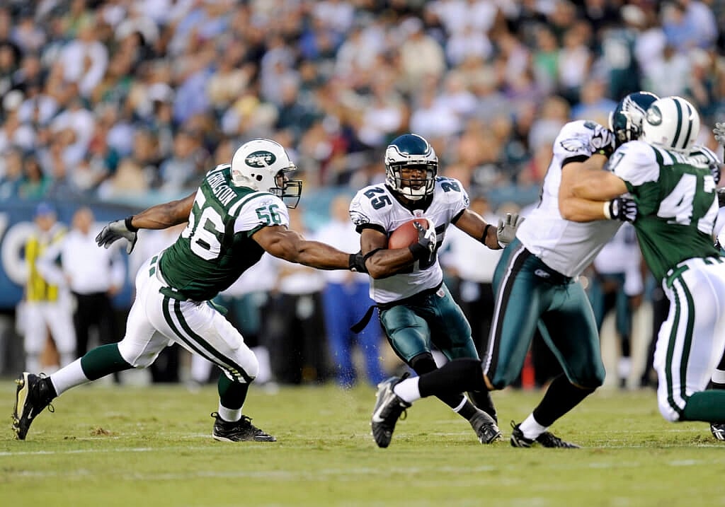 New York Jets Vernon Gholston misses a tackle