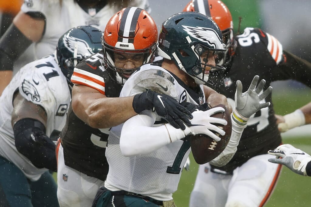 Eagles bench Carson Wentz