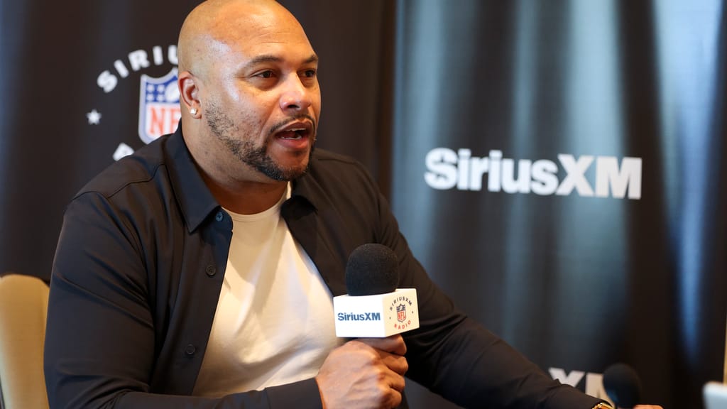 Las Vegas Raiders head coach Antonio Pierce