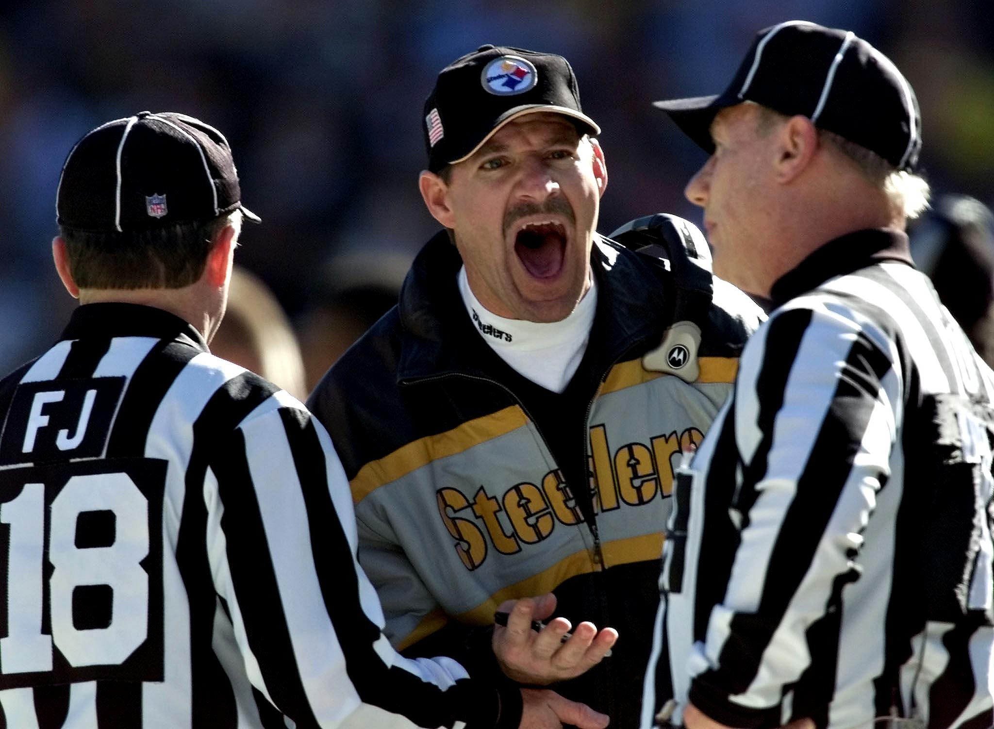 Pittsburgh Steelers head coach Bill Cowher (C) scr