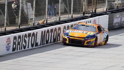 Alex Bowman en la Copa NASCAR, mientras que Bristol nuevamente muestra signos de los neumáticos de cuerda extremista