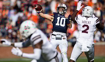 Auburn Tigers quarterback Bo Nix (10) passes against Mississippi State at Jordan-Hare Stadium in Auburn, Ala., on Saturday, Nov. 13, 2021.

Uamsu12