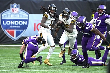 Oct 2, 2022; London, United Kingdom; New Orleans Saints running back Latavius Murray (28) carries the ball in the fourth quarter against the Minnesota Vikings during an NFL International Series game at Tottenham Hotspur Stadium. The Vikings defeated the Saints 28-25. Mandatory Credit: Kirby Lee-USA TODAY Sports