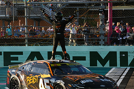 NASCAR: Straight Talk Wireless 400