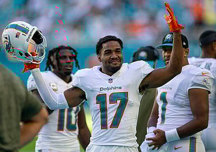 Miami Dolphins wide receiver Jaylen Waddle (17).
