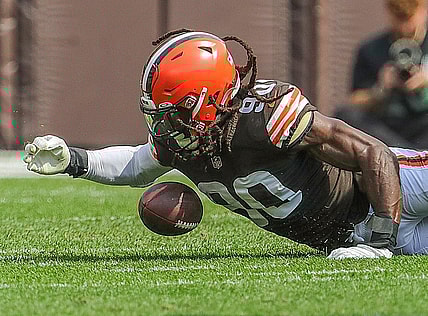 Browns defensive end Jadeveon Clowney recovers a second-quarter strip sack of Jets quarterback Joe Flacco on Sunday, Sept. 18, 2022 in Cleveland.

Akr 9 18 Browns 5