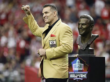 Former Arizona Cardinals quarterback Kurt Warner receives his Hall of Fame Ring during halftime ceremonies on Oct. 1, 2017 at University of Phoenix Stadium in Glendale.

Kurt Warner gets Hall of Fame ring at 49ers Vs Cardinals 2017