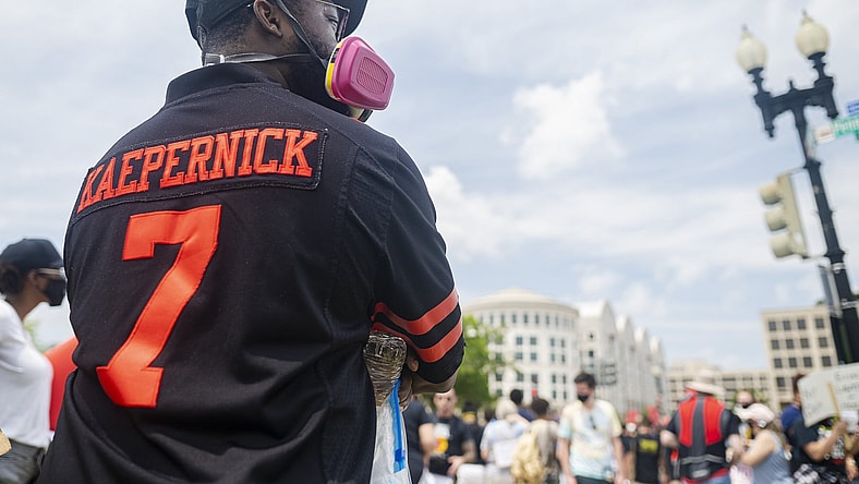 Man wears a Colin Kaepernick jersey during a protest of the murder of George Floyd.