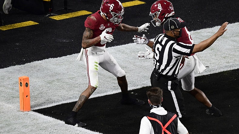 Alabama WR DeVonta Smith scores TD