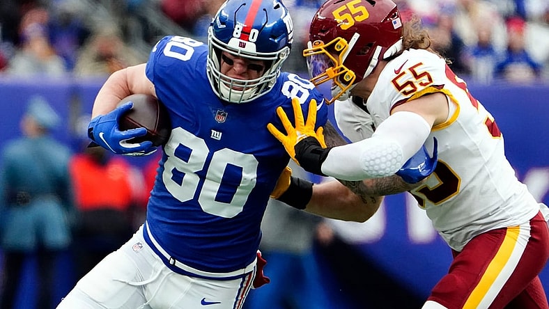 New York Giants tight end Kyle Rudolph (80) runs with the ball with pressure from Washington Football Team linebacker Cole Holcomb (55) in the first half at MetLife Stadium on Sunday, Jan. 9, 2022.

Nyg Vs Was