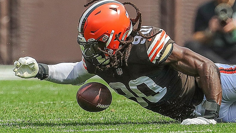 Browns defensive end Jadeveon Clowney recovers a second-quarter strip sack of Jets quarterback Joe Flacco on Sunday, Sept. 18, 2022 in Cleveland.

Akr 9 18 Browns 5