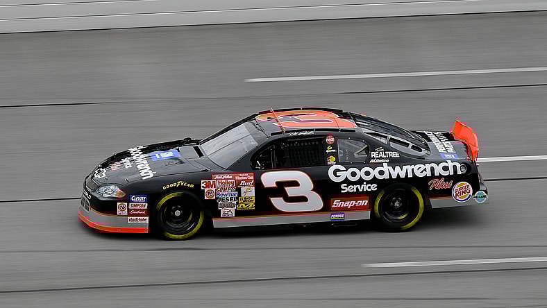 NASCAR: 1000Bulbs.com 500