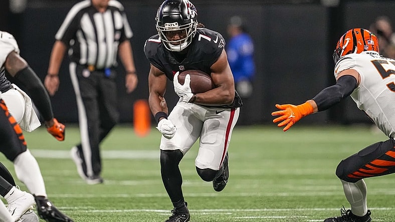 Aug 18, 2023; Atlanta, Georgia, USA; Atlanta Falcons running back Bijan Robinson (7) runs the ball against the Cincinnati Bengals during the first quarter at Mercedes-Benz Stadium. Mandatory Credit: Dale Zanine-USA TODAY Sports
