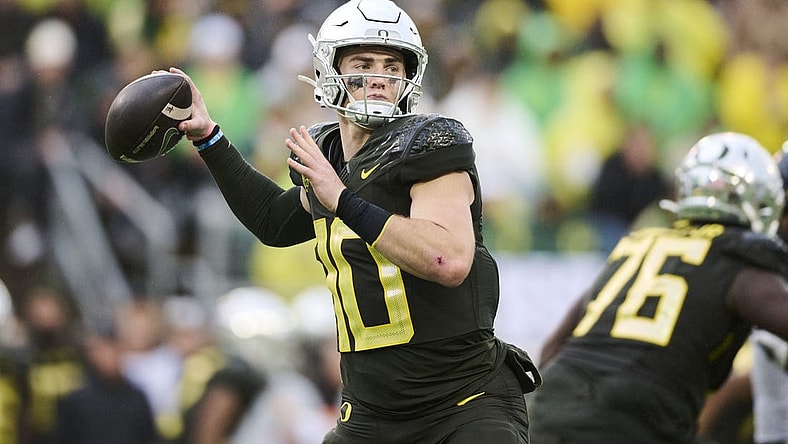 Nov 4, 2023; Eugene, Oregon, USA; Oregon Ducks quarterback Bo Nix (10) throws a pass during the second half against the California Golden Bears at Autzen Stadium. Mandatory Credit: Troy Wayrynen-USA TODAY Sports