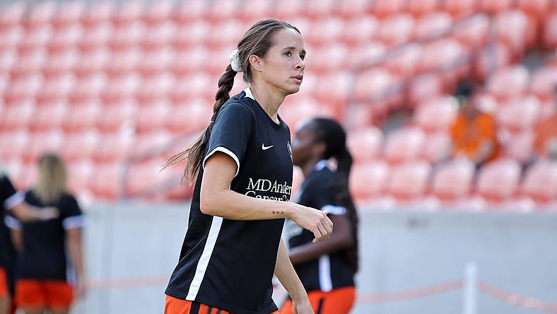 Sep 11, 2022; Houston, Texas, USA; Houston Dash midfielder Shea Groom (10) warms up before her game against Angel City FC  at PNC Stadium. Mandatory Credit: Erik Williams-USA TODAY Sports