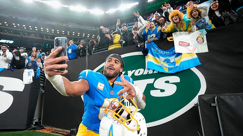 Los Angeles Chargers linebacker Eric Kendricks (6) uses a fan's cell phone to take a selfie of himself and fans, Monday, November 6, 2023.