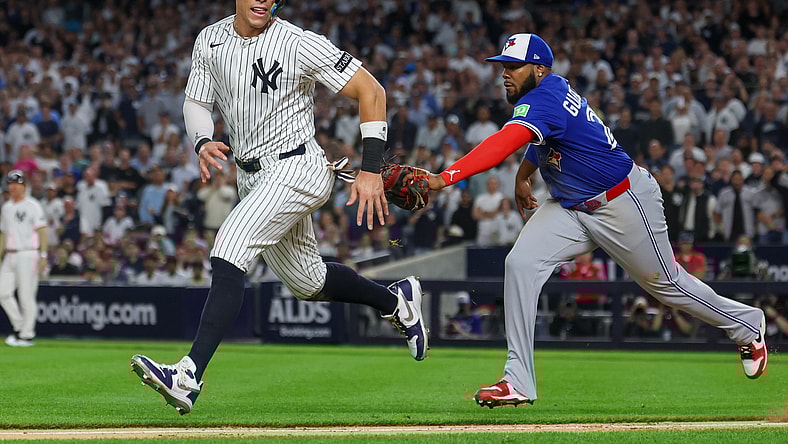 MLB: Aaron Judge caught in rundown with Vladimir Guerrero Jr. Playoffs-Toronto Blue Jays at New York Yankees