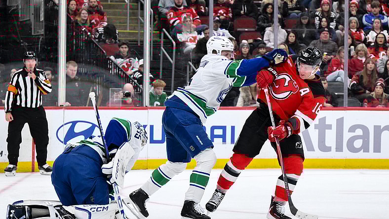 NHL: Vancouver Canucks at New Jersey Devils