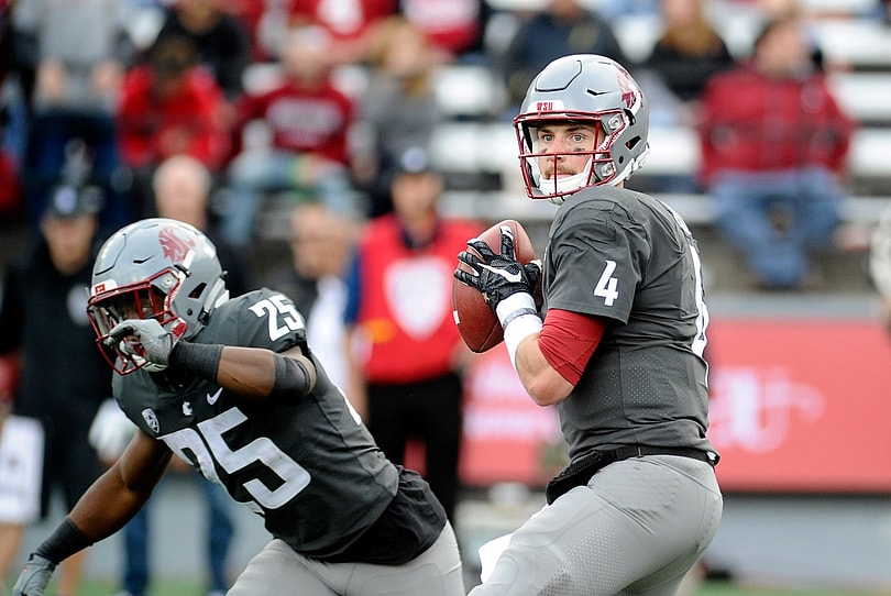 Washington State Cougars quarterback Luke Falk
