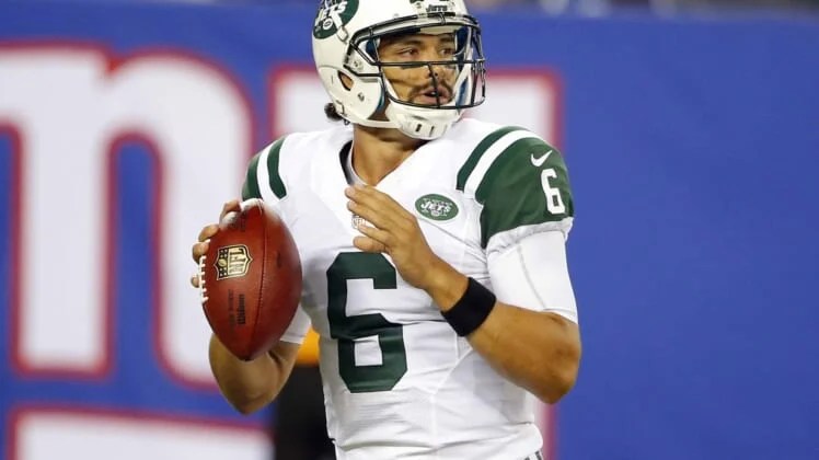 Jets sign Michael Vick, release Mark Sanchez