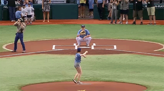 carly-rae-jepsen-rays-baseball-game-pitch-bad-throw