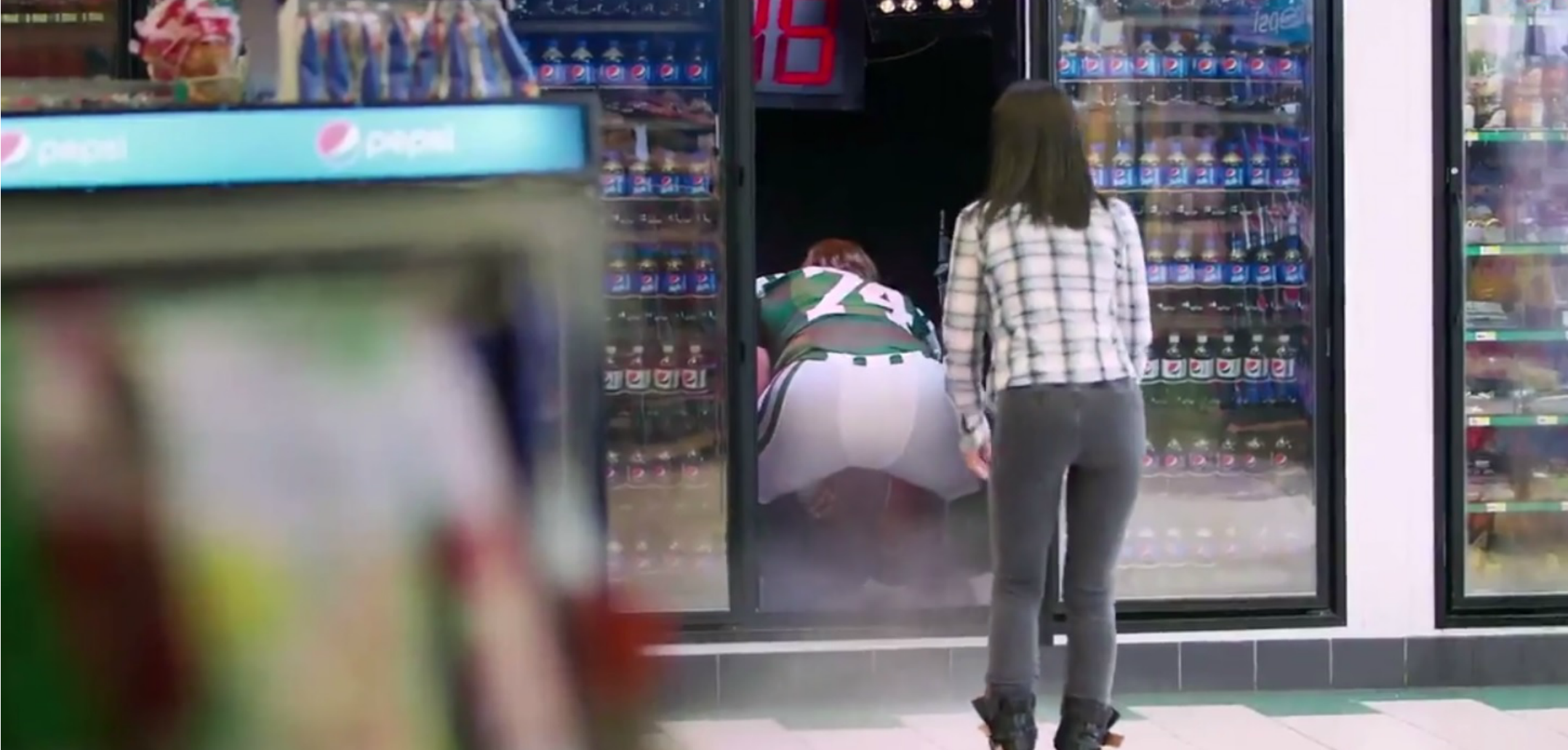 NY Jets center Nick Mangold shocks Hess Express customers, snaps sodas at  them from inside Pepsi fridge – New York Daily News