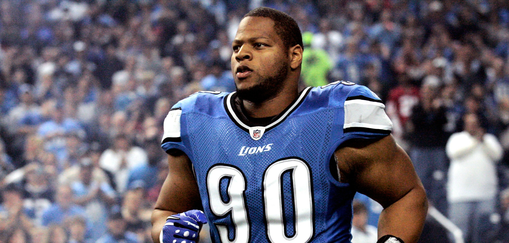 Detroit Lions defensive tackle Ndamukong Suh (90) rushes against