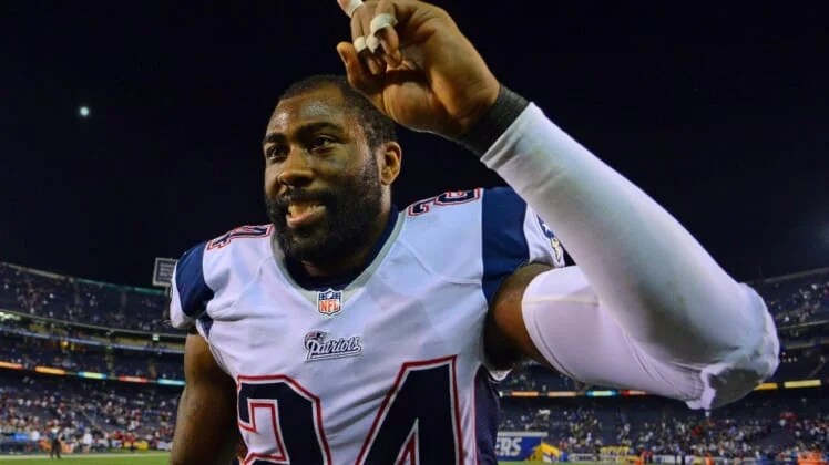 Photo: New York Jets Darrelle Revis watches New England Patriots