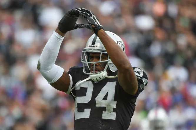 Charles Woodson picks up Oakland Raiders No. 24 Marshawn Lynch jersey