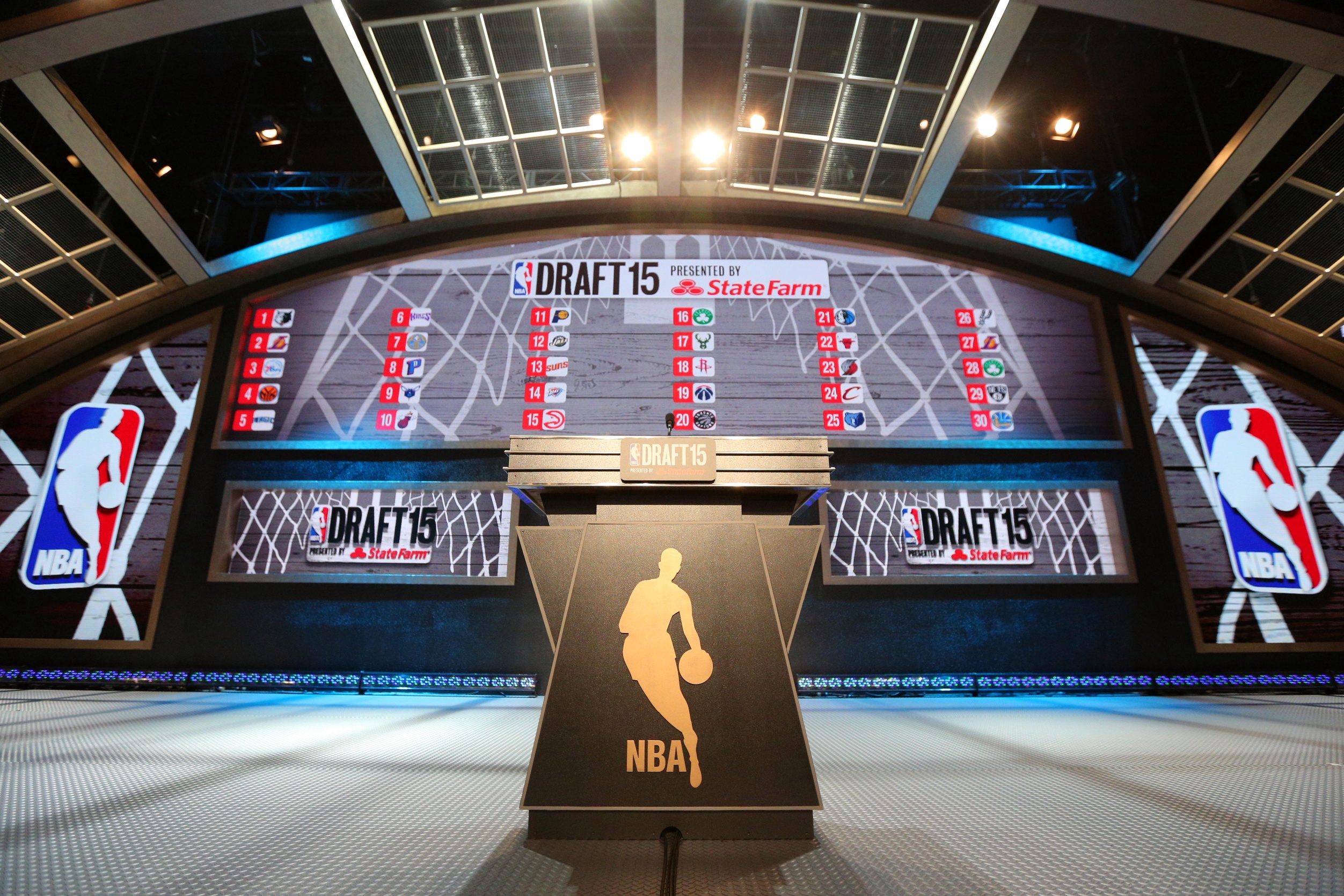 Nba draft. ДРАФТ NBA. ДРАФТ НБА 2015. ДРАФТ НБА помещение. Фото с драфта НБА.