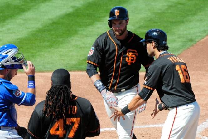 Giants' Brandon Belt donates shoes to apparently homeless man