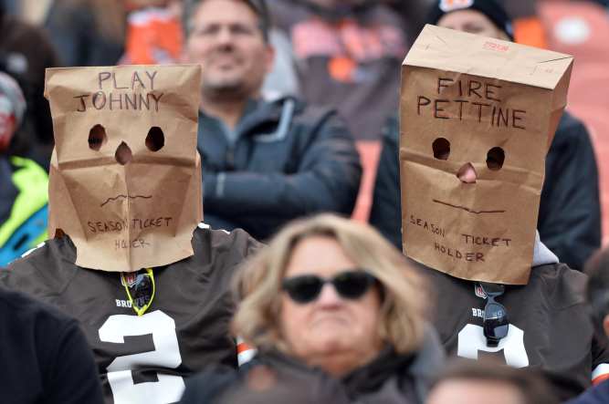 Browns fans protest 0-16 season with parade