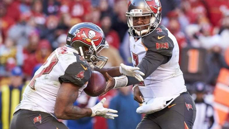 Jameis Winston hands off to Doug Martin