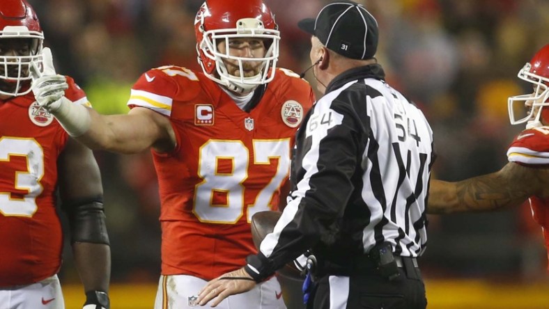 Chiefs' Travis Kelce argues with official during NFL game