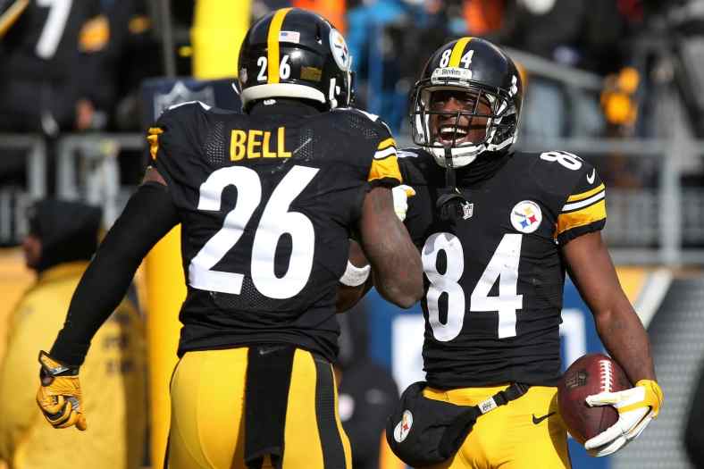 Le'Veon Bell Antonio Brown, Jan 8, 2017; Pittsburgh, PA, USA; Pittsburgh Steelers wide receiver Antonio Brown (84) celebrates with Steelers running back Le'Veon Bell (26) after scoring a touchdown against the Miami Dolphins in the AFC Wild Card playoff football game at Heinz Field. Mandatory Credit: Geoff Burke-USA TODAY Sports