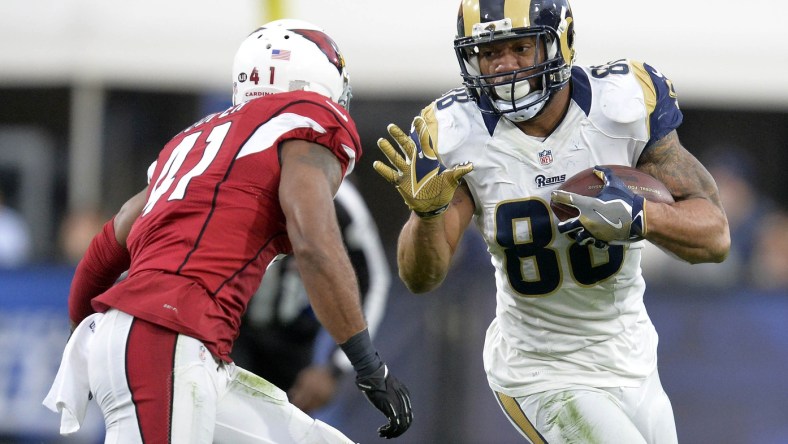 January 1, 2017; Los Angeles, CA, USA; Los Angeles Rams tight end Lance Kendricks (88) runs the ball against Arizona Cardinals during the second half at Los Angeles Memorial Coliseum. Mandatory Credit: Gary A. Vasquez-USA TODAY Sports