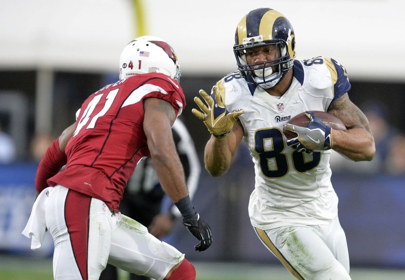 January 1, 2017; Los Angeles, CA, USA; Los Angeles Rams tight end Lance Kendricks (88) runs the ball against Arizona Cardinals during the second half at Los Angeles Memorial Coliseum. Mandatory Credit: Gary A. Vasquez-USA TODAY Sports