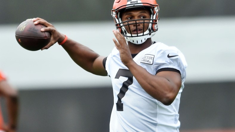 DeShone Kizer throws during Cleveland Browns OTAs