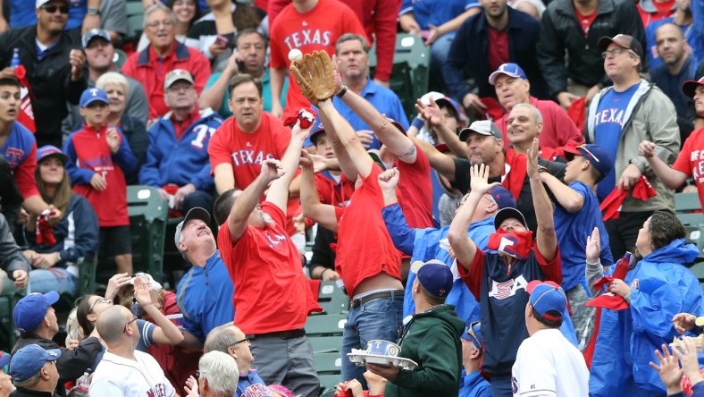 Rangers fans foul ball fail resulted in a beer bath