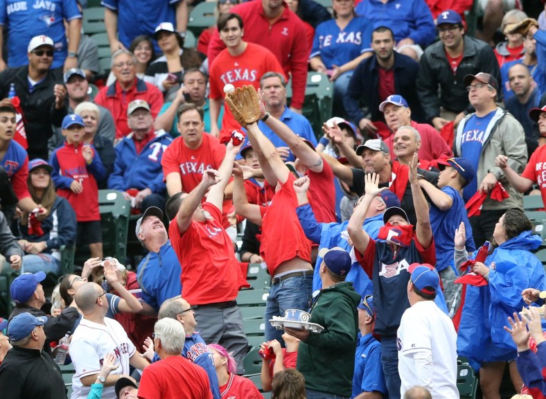 Rangers fans foul ball fail resulted in a beer bath