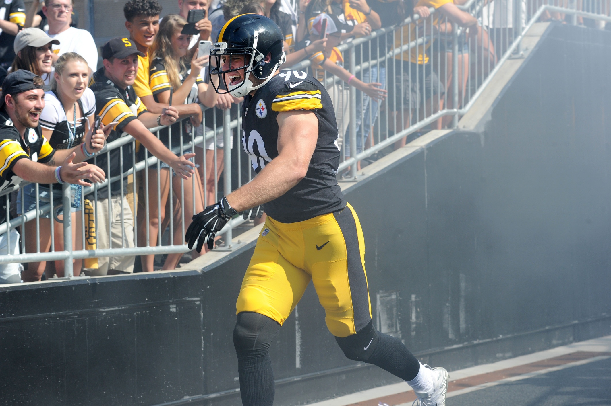 Steelers' T.J. Watt earnes rookie's top Week 1 honor.