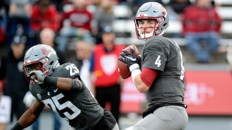 Washington State Cougars quarterback Luke Falk