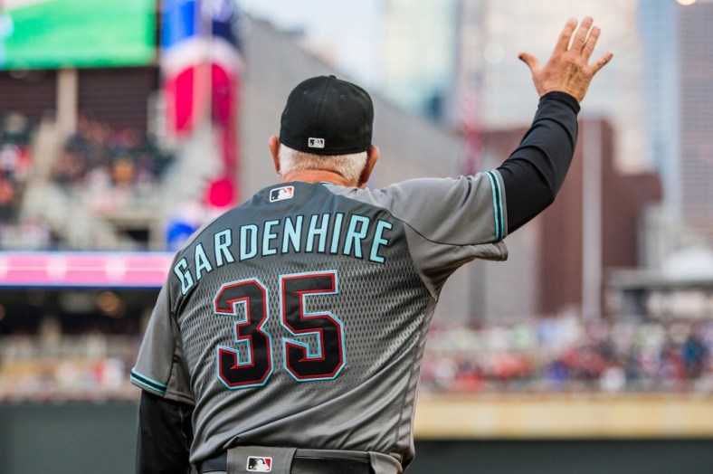 Arizona Diamondbacks bench coach Ron Gardenhire (35) acknowledges the crowd after making his first appearance back at Target Field.