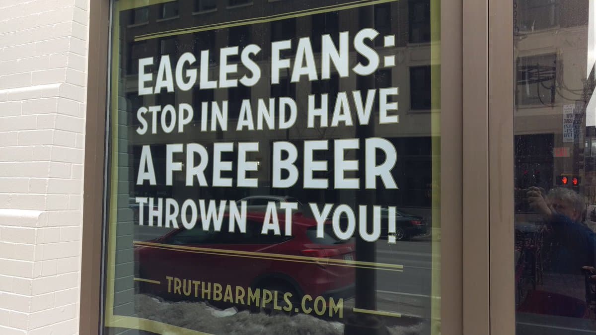 LOOK: Minnesota bar has hilarious sign welcoming Eagles fans