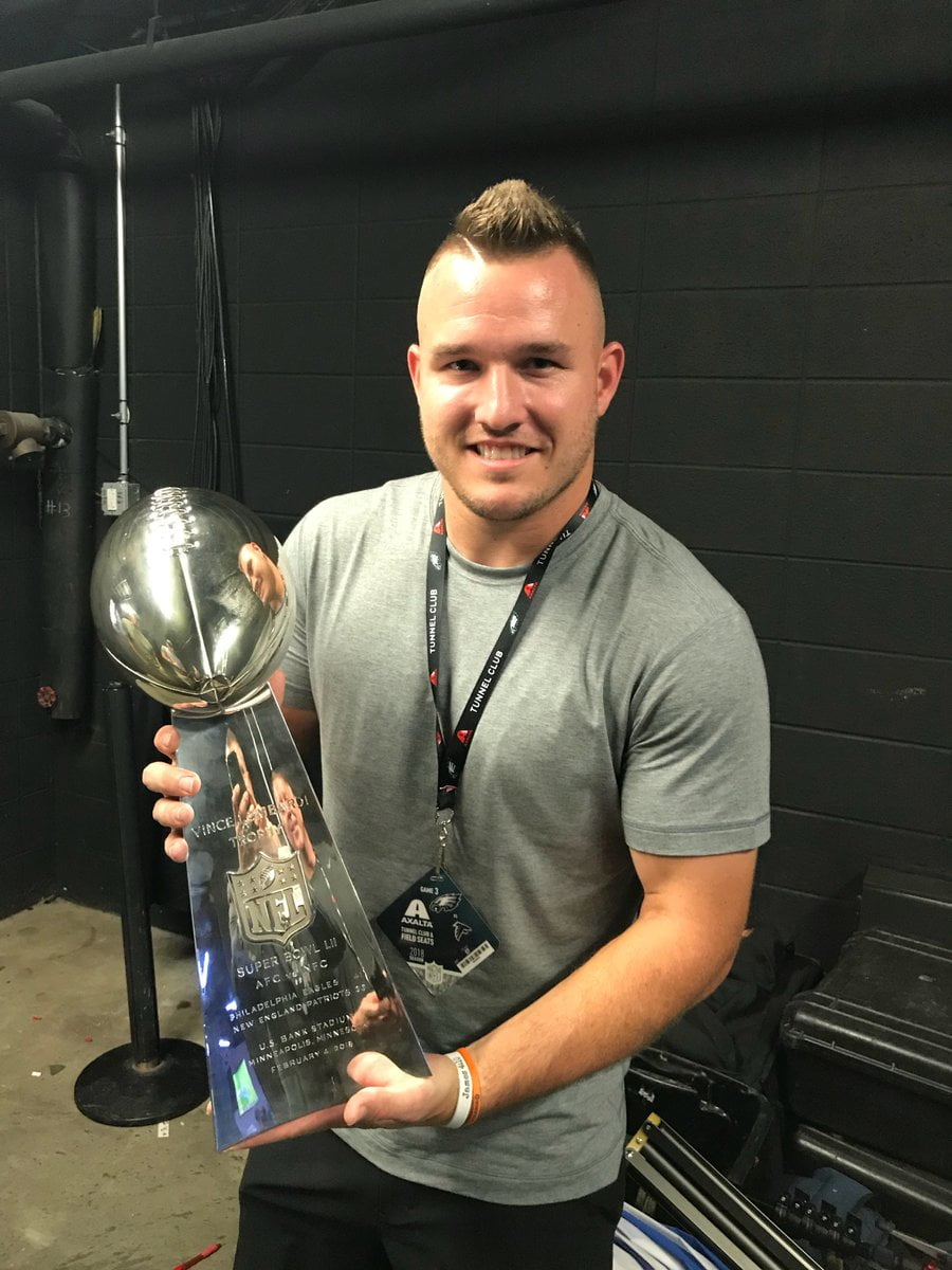 LOOK: Mike Trout hanging out with Eagles' Lombardi Trophy