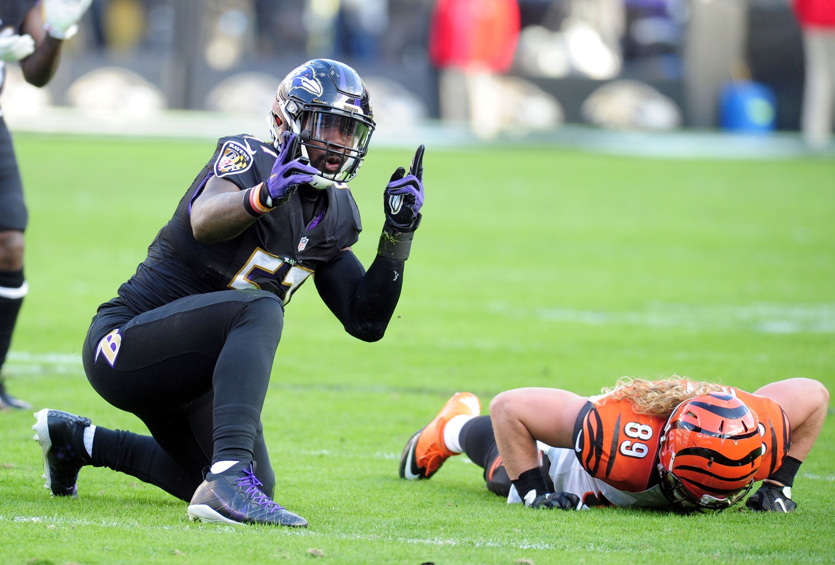 Ravens' C.J. Mosley carted off with knee injury