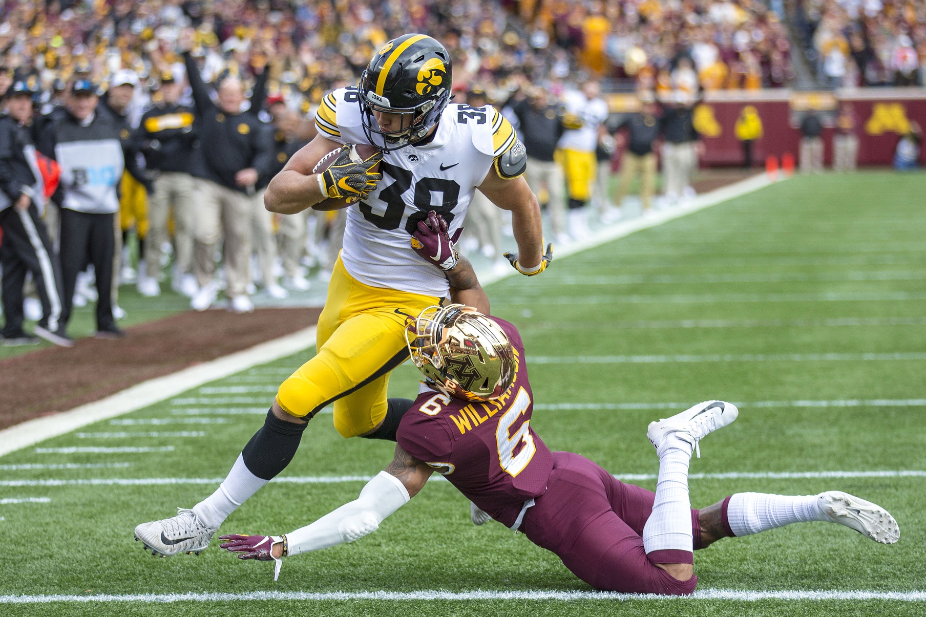 WATCH: Iowa lines up for FG, pulls off crazy trick-play TD1808 x 1205