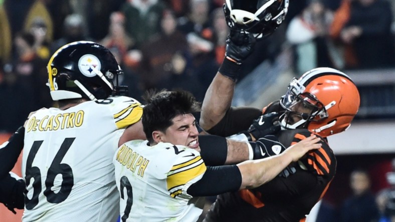 Browns Myles Garrett hits Steelers' Mason Rudolph