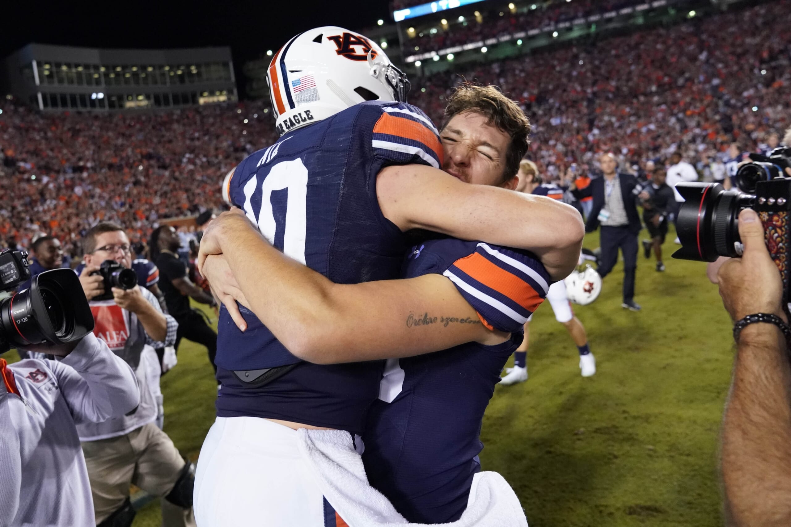 Cfb World Reacts To Auburn Beating Alabama In Thrilling Iron