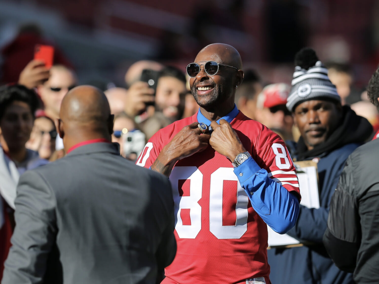 WATCH Jerry Rice greets 49ers during pregame warmups, shows off Super
